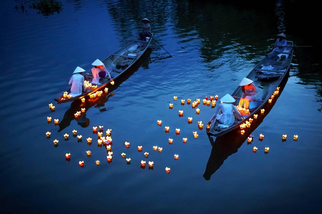 Huế thắp sáng 7 đóa sen khổng lồ trên sông Hương, bắt đầu Đại lễ Phật đản 8 ngày - Ảnh 15.
