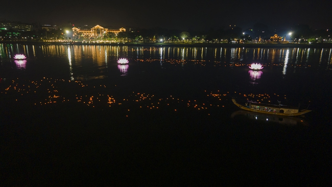 Huế thắp sáng 7 đóa sen khổng lồ trên sông Hương, bắt đầu Đại lễ Phật đản 8 ngày - Ảnh 8.
