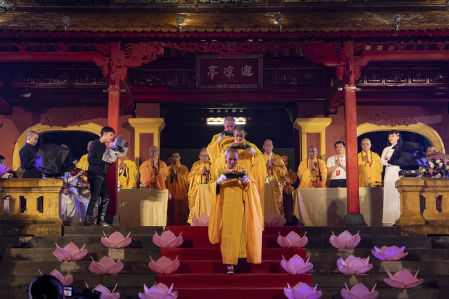 Huế thắp sáng 7 đóa sen khổng lồ trên sông Hương, bắt đầu Đại lễ Phật đản 8 ngày - Ảnh 7.