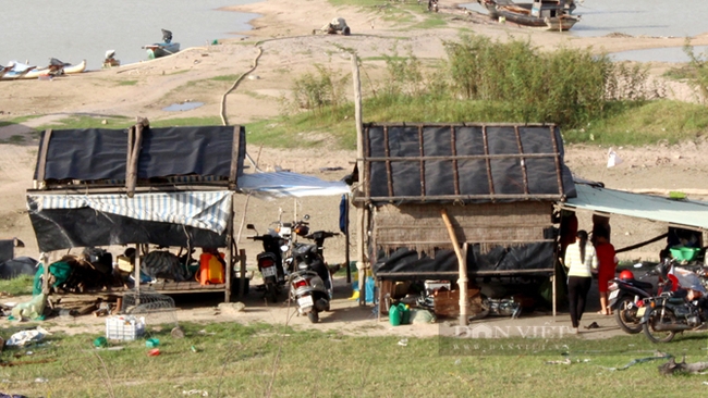 The temporary life of residents in the temporary settlement of Dau Tieng lake.  Photo: Tran Khanh
