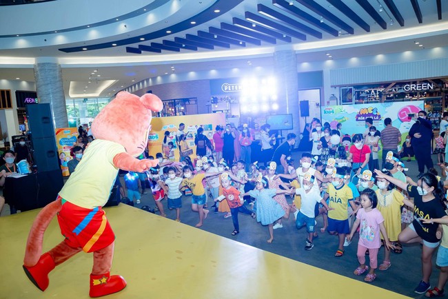 Trẻ vui “quên đường về” với đội quân Pikachu, mèo ú Doraemon dịp 1/6 - Ảnh 5.