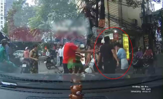 Có thể khởi tố vụ 2 người đàn ông hành hung nữ tài xế sau va chạm giao thông ở Hà Nội? - Ảnh 1.