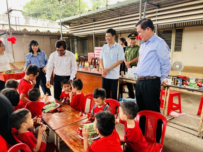 Bí thư tỉnh ủy Đồng Nai: &quot;Mong muốn trẻ mồ côi, khuyết tật được chăm sóc, yêu thương tận tình&quot; - Ảnh 1.