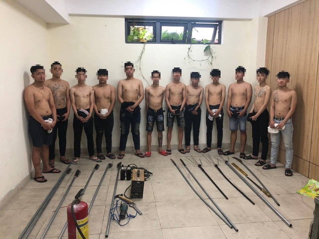 80 thanh thiếu niên dùng hung khí hỗn chiến trong đêm tại Đà Nẵng - Ảnh 1.