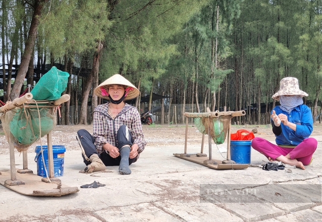 Clip nông dân Thanh Hóa “chế” ván lướt săn con cá, tôm dưới biển - Ảnh 2.