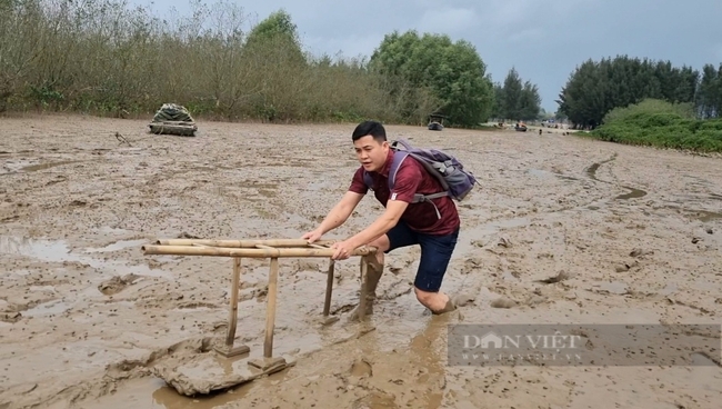 Clip nông dân Thanh Hóa “chế” ván lướt săn con cá, tôm dưới biển - Ảnh 4.