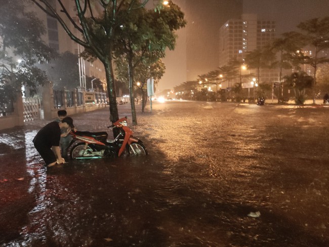 Mưa lớn, Hà Nội lại ngập nặng - Ảnh 3.