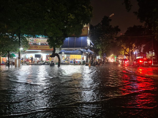 Mưa lớn, Hà Nội lại ngập nặng - Ảnh 7.