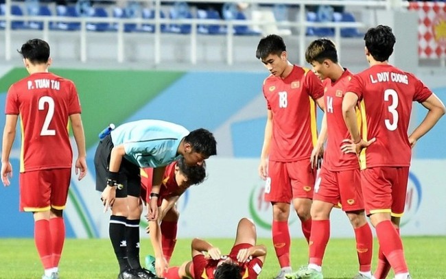 Những tình huống trọng tài Nhật Bản &quot;bắt quá rắn&quot; U23 Việt Nam - Ảnh 1.