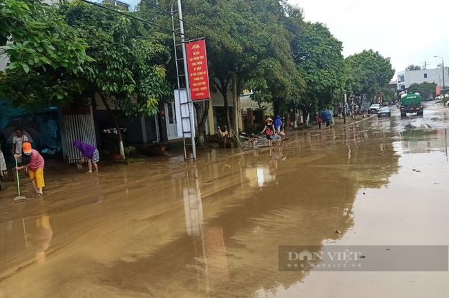 Nhiều tuyến đường TP. Điện Biên Phủ “chìm” trong biển nước đục bẩn - Ảnh 3.