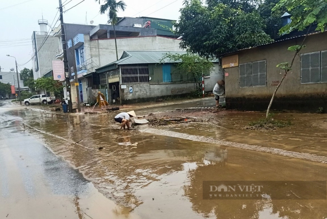 Nhiều tuyến đường TP. Điện Biên Phủ “chìm” trong biển nước đục bẩn - Ảnh 4.