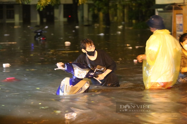 Vì sao quận Cầu Giấy trở thành &quot;đảo&quot; sau mưa lớn?  - Ảnh 2.