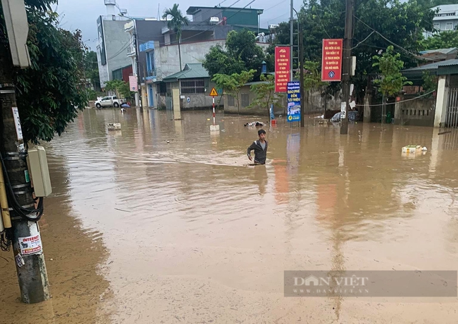 Nhiều tuyến đường TP. Điện Biên Phủ “chìm” trong biển nước đục bẩn - Ảnh 1.