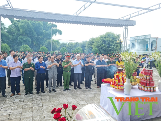 Điện Biên: Truy điệu, an táng 6 hài cốt liệt sĩ quân tình nguyện Việt Nam hy sinh tại Lào   - Ảnh 1.