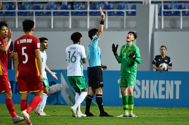 KỲ LẠ: U23 Saudi Arabia đá 5 trận, 4 đối thủ nhận thẻ đỏ - Ảnh 2.