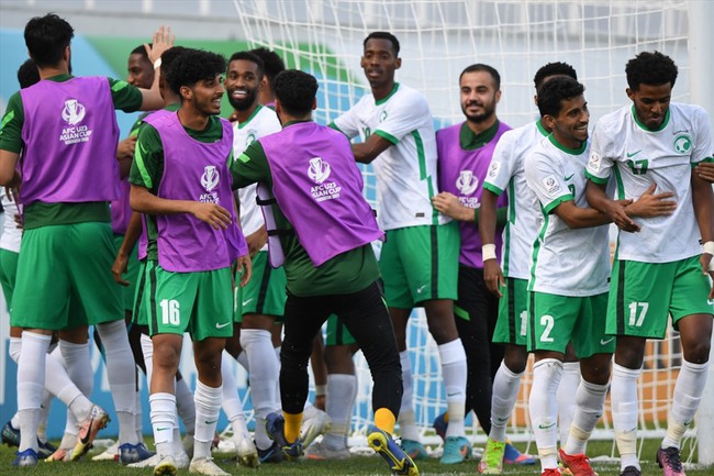 KỲ LẠ: U23 Saudi Arabia đá 5 trận, 4 đối thủ nhận thẻ đỏ - Ảnh 1.