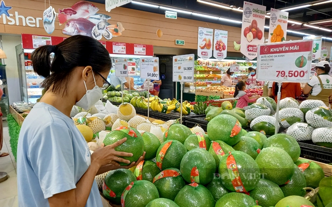 Người dân tham quan và mua sắm ở siêu thị Lotte Mart ở TP.Thuận An Bình Dương. Ảnh: Nguyên Vỹ