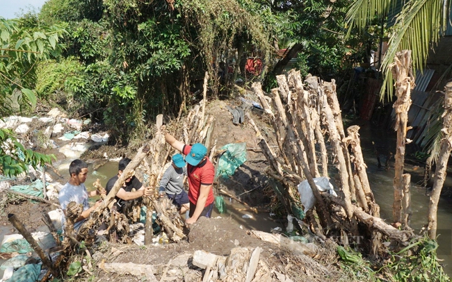 Lực lượng Phòng chống thiên tai và tìm kiếm cứu nạn cứu hộ TP.Thuận An đang khẩn trương gia cố bờ bao. Ảnh: Minh Duy