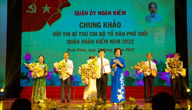 Chung khảo Hội thi ''Bí thư chi bộ tổ dân phố giỏi quận Hoàn Kiếm năm 2022'' - Ảnh 2.