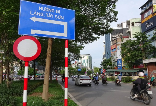 Hà Nội phân lại luồng giao thông: Ô tô, xe máy lũ lượt vi phạm - Ảnh 3.