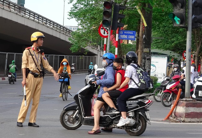 Hà Nội phân lại luồng giao thông: Ô tô, xe máy lũ lượt vi phạm - Ảnh 4.