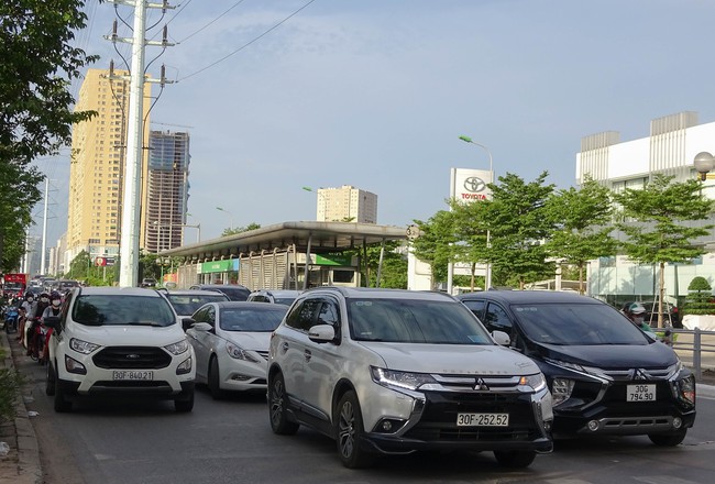 Hà Nội phân lại luồng giao thông: Ô tô, xe máy lũ lượt vi phạm - Ảnh 10.