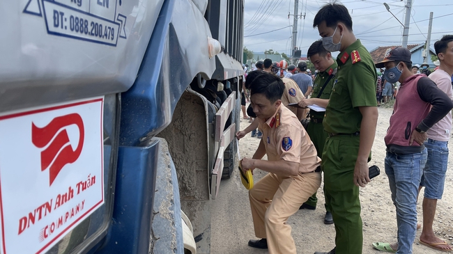 Bình Thuận: Xe máy chở 3 va chạm xe tải, 2 người tử vong  - Ảnh 2.