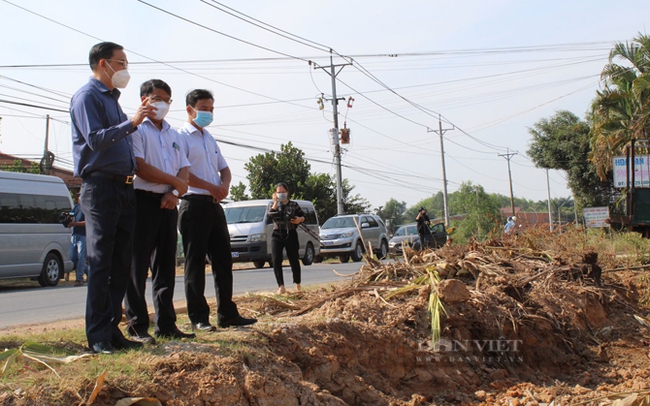 Tay Ninh Provincial People's Committee in a survey of site clearance and construction of road project 787, Trang Bang town.  Photo: The Nhan