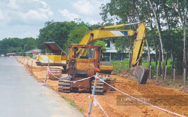 Sau khi bàn giao mặt bằng, dự án đường 787 TX.Trảng Bàng) đang được các đơn vị đẩy nhanh tiến độ thi công. Ảnh: Thế Nhân.