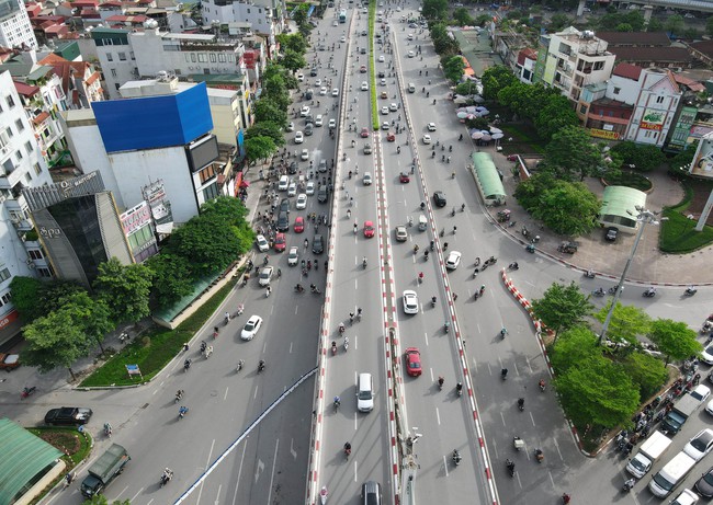 Ngày đầu tuần phân luồng giao thông, qua Ngã Tư Sở phải đi như thế nào cho đúng   - Ảnh 1.