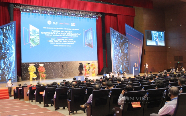 Hàng trăm khách mời tham dự sự kiện vinh danh Top 7 Cộng đồng Thông minh thế giới ICF - Phục hồi sau đại dịch, chuyển đổi số và đổi mới sáng tạo, tổ chức tại tỉnh Bình Dương, ngày 21/6. Ảnh: Nguyên Vỹ