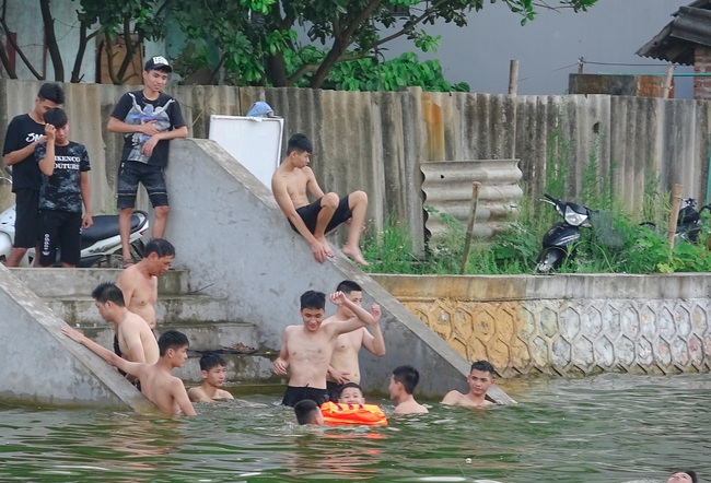 Hà Nội: Bỏ 100 triệu đồng biến ao tù hôi thối thành bể bơi cho cả làng tắm mát - Ảnh 5.