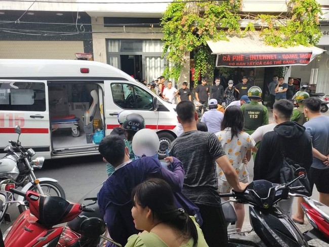 Đà Nẵng: Mang theo hung khí hỗn chiến ngay tại trung tâm thành phố, một thanh niên bất động được đưa đi cấp cứu - Ảnh 3.