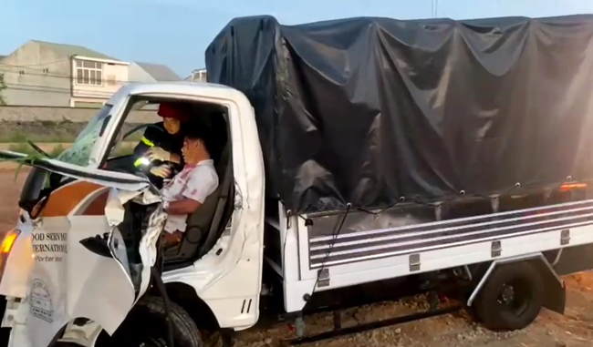 TT-Huế: Tài xế xe tải mắc kẹt trong ca bin bẹp dúm sau tai nạn giao thông - Ảnh 2.