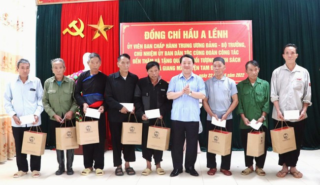 Bộ trưởng, Chủ nhiệm Ủy ban Dân tộc tặng quà cho các gia đình chính sách xã Giang Ma - Ảnh 3.