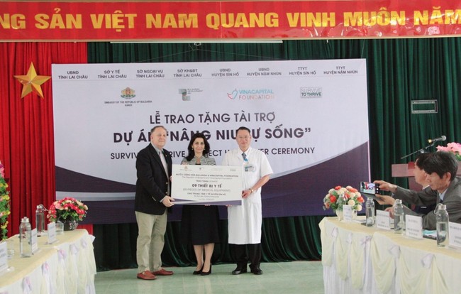 Lai Châu: Trao tặng 18 thiết bị chăm sóc trẻ sơ sinh cho Trung tâm Y tế huyện Sìn Hồ, Nậm Nhùn  - Ảnh 1.