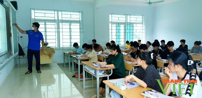 Lai Châu: Tăng cường ôn tập giúp học sinh vững tin bước vào kỳ thi tốt nghiệp   - Ảnh 1.