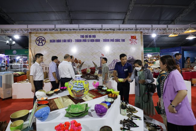 Hội chợ thương mại Festival Huế 2022 quy tụ 350 gian hàng của hơn 200 doanh nghiệp  - Ảnh 1.