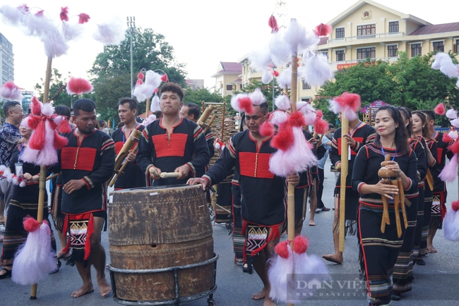 Hàng nghìn du khách mê đắm vũ điệu đặc sắc trên đường phố Huế  - Ảnh 6.