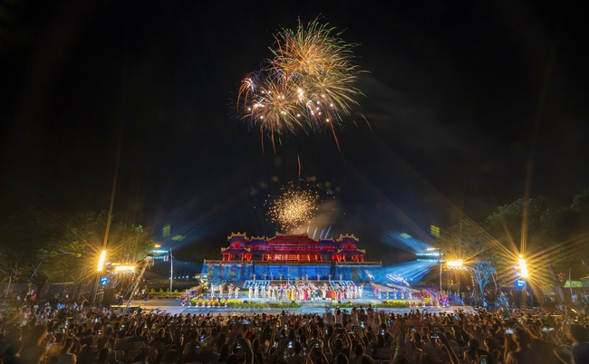 Khai màn Tuần lễ Festival Huế 2022, Cố đô đón hàng trăm ngàn du khách - Ảnh 5.