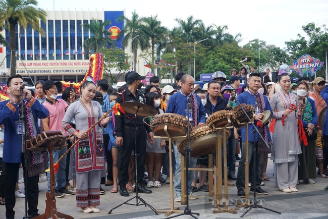 Hàng nghìn du khách mê đắm vũ điệu đặc sắc trên đường phố Huế  - Ảnh 10.