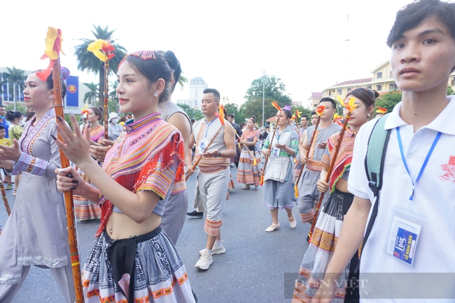 Hàng nghìn du khách mê đắm vũ điệu đặc sắc trên đường phố Huế  - Ảnh 9.