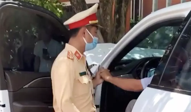 Nghệ An: Xử lý tài xế xe con say xỉn, chống đối tới cùng với CSGT thành phố Vinh - Ảnh 2.