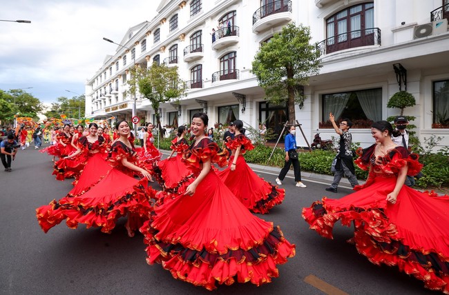 Tuần lễ Festival Huế thu hút 180.000 du khách, doanh thu dịch vụ du lịch đạt 155 tỷ đồng  - Ảnh 2.