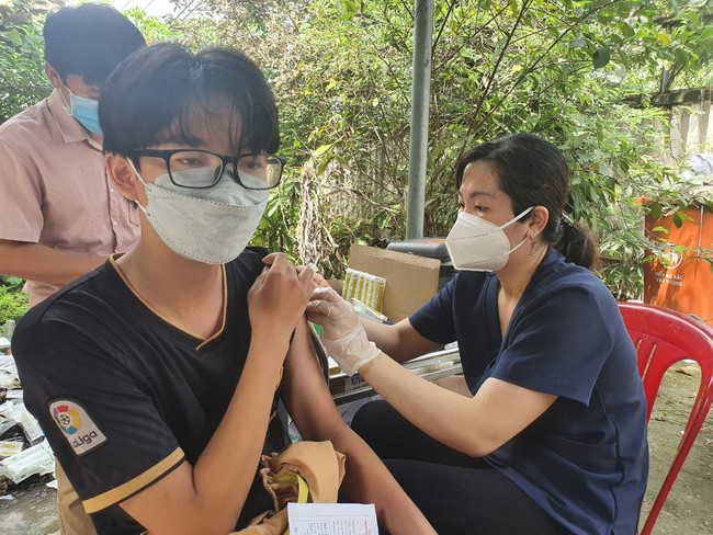 Đồng Nai: Biến thể phụ xuất hiện ở Việt Nam, gần 2.000 cư dân “siêu phường” kéo nhau đi tiêm vaccine Covid-19 - Ảnh 3.