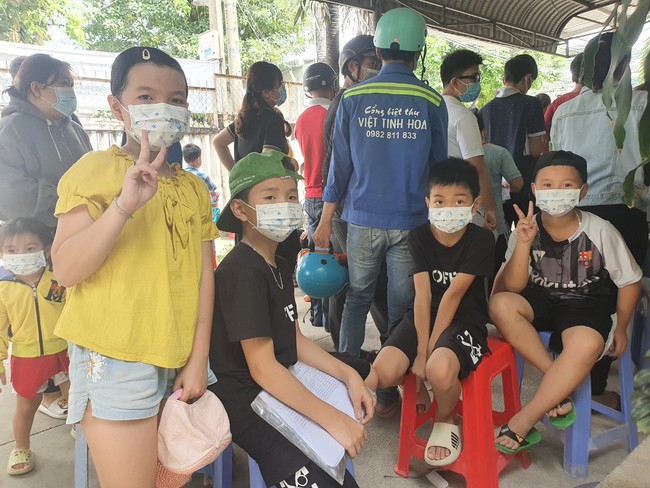 Đồng Nai: Biến thể phụ xuất hiện ở Việt Nam, gần 2.000 cư dân “siêu phường” kéo nhau đi tiêm vaccine Covid-19 - Ảnh 2.