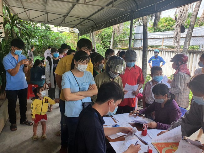 Đồng Nai: Biến thể phụ xuất hiện ở Việt Nam, gần 2.000 cư dân “siêu phường” kéo nhau đi tiêm vaccine Covid-19 - Ảnh 1.