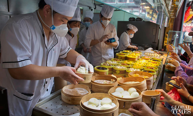 Thượng Hải mở cửa trở lại, các tín đồ hàng hiệu chi tiêu "phục thù" - Ảnh 4. 11 16545236722411975188153 Thượng Hải mở cửa trở lại, các tín đồ hàng hiệu chi tiêu phục thù
