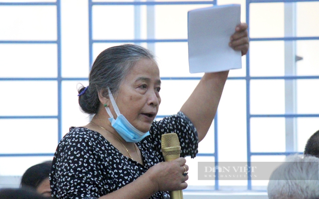 Cử tri Thái Lệ Thanh ở khu phố 8, phường Phú Lợi trình bày ý kiến với HĐND tại buổi tiếp cử tri. Ảnh: Nguyên Vỹ