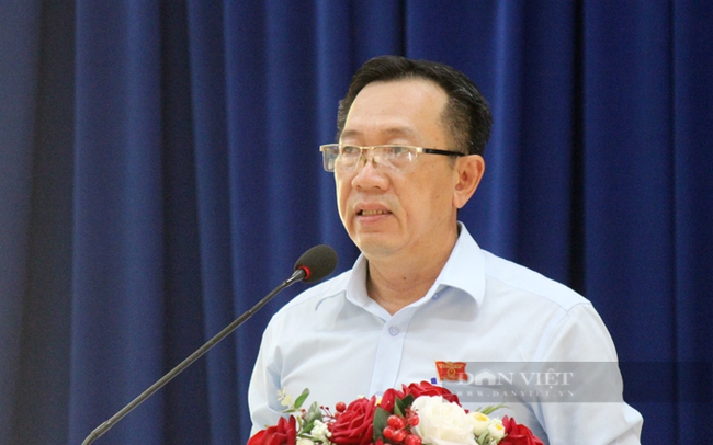 Ông Nguyễn Anh Vũ – Chủ tịch UBND phường Phú Lợi trả lời kiến nghị của cử tri. Ảnh: Nguyên Vỹ
